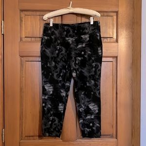 Torrid active wear capri leggings black tie dye pattern size 0